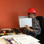 Un employé affichant MASE