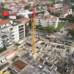 Photo vue d'une grue sur le chantier de Pierre-Bénite