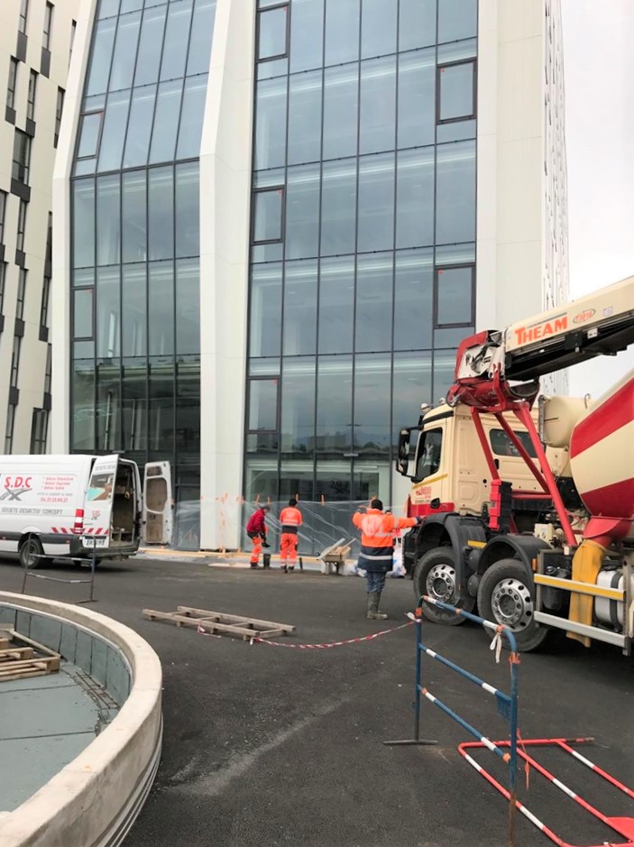 Photo application de béton désactivé sur le chantier situé à Grand Parilly (69)